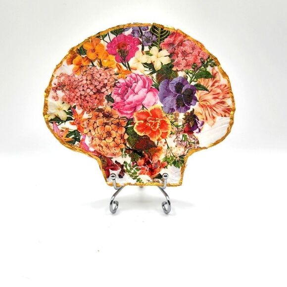 Decoupage Scalloped shell Summer Flowers - Picture 1 of 1